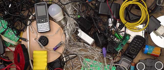 一张摆满电子设备和电线的桌子.